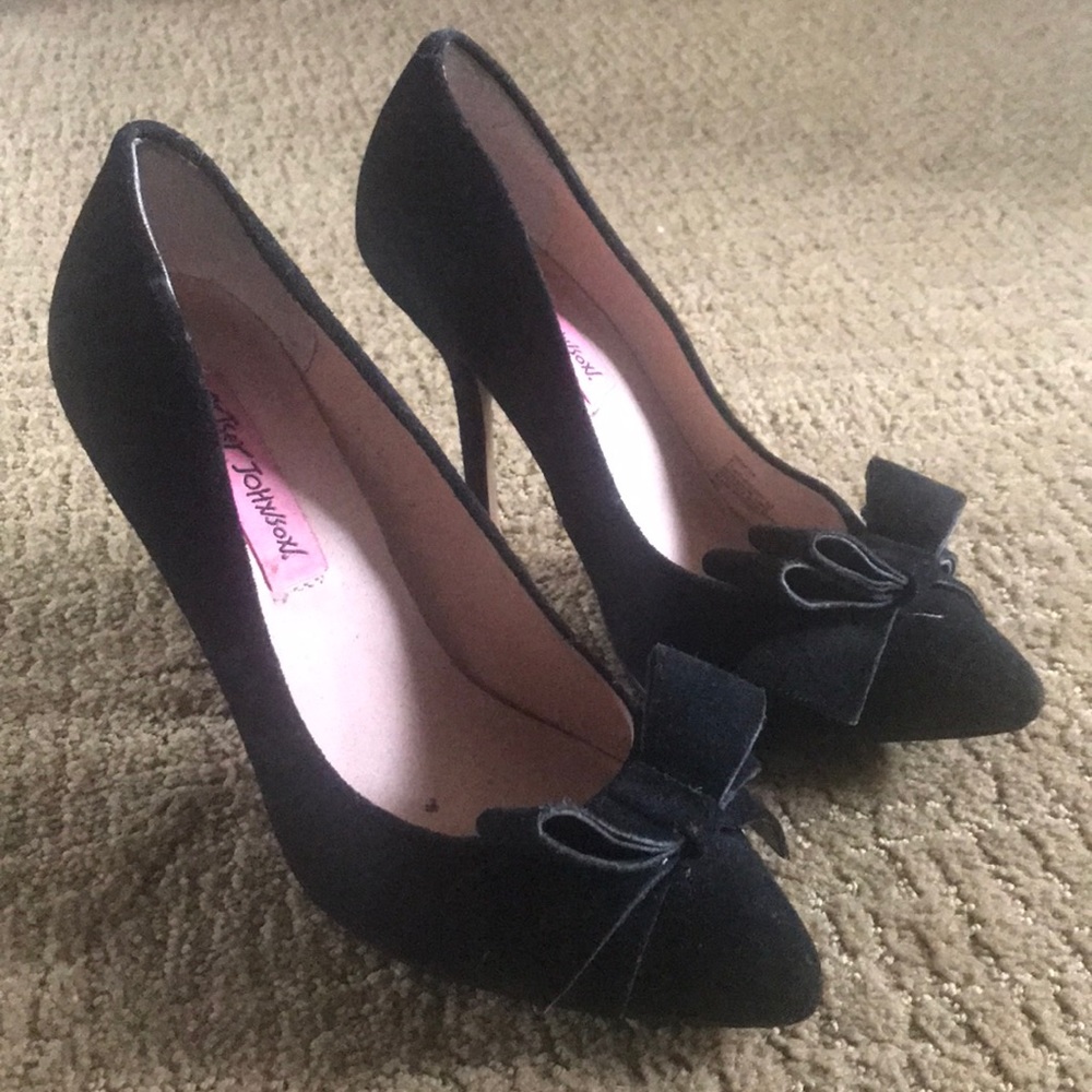 BETSEY JOHNSON SUEDE PUMP WITH BOW 💕